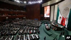 Legisladores llenan la cámara baja del Congreso mientras esperan la ceremonia de toma de posesión del presidente electo Andrés Manuel López Obrador, en el Congreso Nacional en la Ciudad de México, el 1 de diciembre de 2018. 