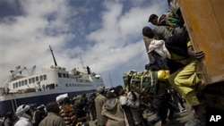 Hundreds of migrants arrive at the port moments before to flee fighting in the besieged Libyan city of Misrata, May 4, 2011