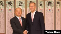 10일 서울 남북회담본부에서 류우익 통일부 장관과 면담한 크리스티안 볼트 전 독일 대통령(오른쪽).