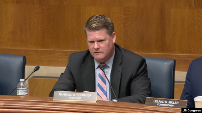 美中经济与安全审查委员会副主席薛瑞福(Randall G. Schriver)在报告发布会上。(2025年11月18日)