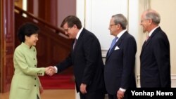 박근혜 한국 대통령(왼쪽)이 17일 청와대에서 서유럽·영연방 국가 주한 외교사절을 접견, 인사하고 있다.