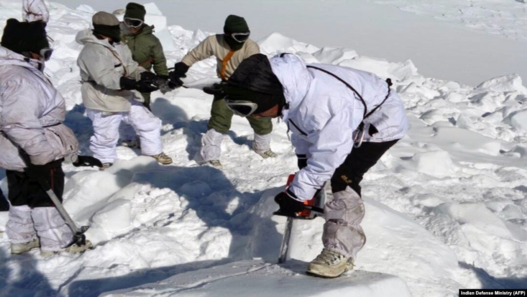 Tentara India berupaya memecah es dan salju untuk mencari rekan-rekannya yang tertimbun salju longsor di dataran tinggi Siachen (8/2). 
