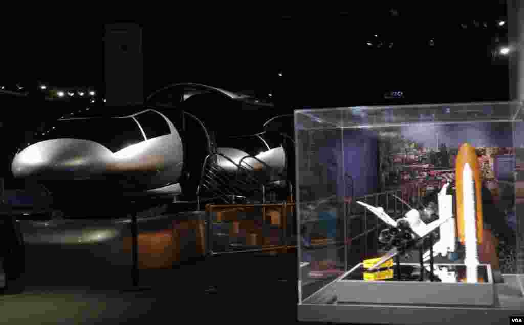 模拟机和模型(美国之音国符拍摄)