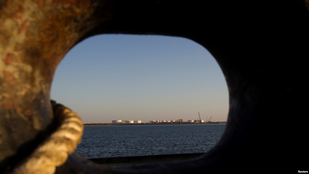 Pemandangan pelabuhan minyak dari sebuah kapal di Pelabuhan Kalantari di Kota Chabahar, 300 km dari Selat Hormuz, Iran, 7 Januari 2012.