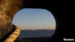 Pemandangan pelabuhan minyak dari sebuah kapal di Pelabuhan Kalantari di Kota Chabahar, 300 km dari Selat Hormuz, Iran, 7 Januari 2012.