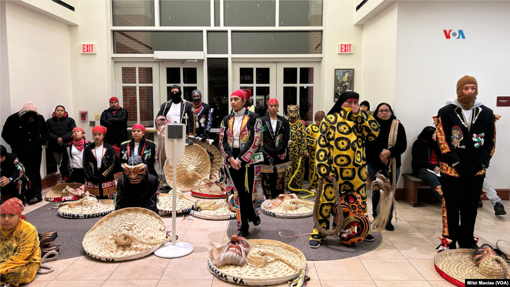 El grupo de danza Los Tecuanes a la espera de iniciar su tradicional baile en honor de la Virgen Morena, que realizan desde hace 30 años.