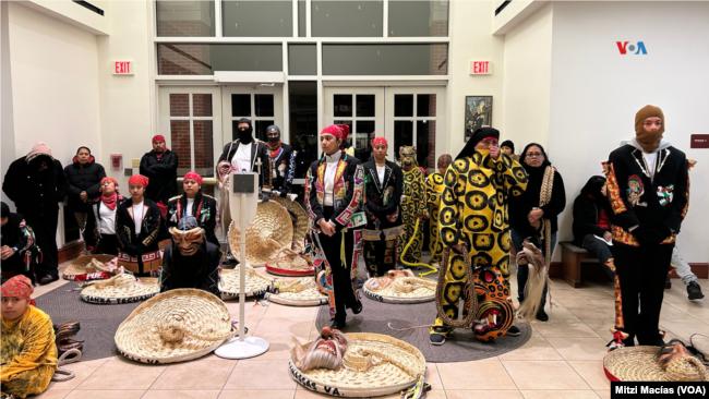 Grupo de danza Los Tecuanes se preparan para rendir homenaje a la Virgen de Guadalupe.