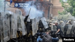 Sukobi pripadnika KFOR-a i demonstranata u Zvečanu (Foto: REUTERS/Laura Hasani)