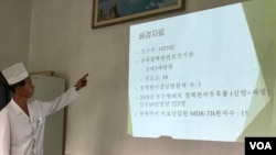 북한 의료진이 지난달 방북한 유엔 산하 결핵퇴치 국제협력사업단 관계자들에게 결핵 치료 현황을 브리핑했다. 사진 제공: 결핵퇴치 국제협력사업단.