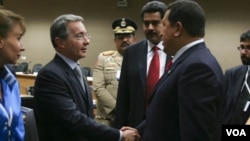 Presiden Colombia Álvaro Uribe saat bertemu Presiden Venzuela Hugo Chávez, Mei 2008.