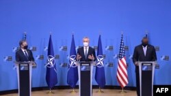 (Dari Kiri) Menlu AS Antony Blinken, Sekjen NATO Jens Stoltenberg, dan Menhan AS Lloyd Austin dalam konferensi pers bersama di markas NATO di Brussel, pada 14 April 2021. (Foto: JOHANNA GERON/POOL/AFP)