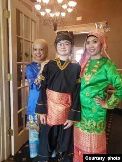 Nani Afdal (kiri), Joshua (tengah), Diana Dunham (kanan) (dok: Diana Dunham)