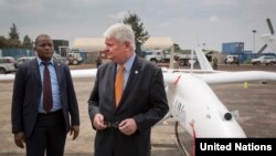 Le chef des opérations de maintien de la paix de l'ONU, Hervé Ladsous, inspectant l'un des drones. 