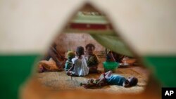 Niños musulmanes desplazados juegan en una mezquita a la salida de Bangui, en la República Centro Africana.