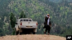 Un militante talibán en la región Waziristán del Norte hacia donde se dirigía Paul Overby cuando fue secuestrado.