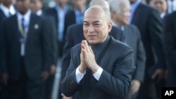 Cambodia's King Norodom Sihamoni, center, greets his government officials upon his arrival for the water festival in front of Royal Palace in Phnom Penh, Cambodia, Sunday, Nov. 13, 2016. 