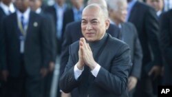 Cambodia's King Norodom Sihamoni, center, greets his government officials upon his arrival for the water festival in front of Royal Palace in Phnom Penh, Cambodia, Sunday, Nov. 13, 2016. The three-day annual festival, started Sunday, dedicates to the kingdom's ancestral naval warriors. (AP Photo/Heng Sinith)