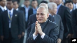 Cambodia's King Norodom Sihamoni, center, greets his government officials upon his arrival for the water festival in front of Royal Palace in Phnom Penh, Cambodia, Sunday, Nov. 13, 2016. The three-day annual festival, started Sunday, dedicates to the kingdom's ancestral naval warriors. (AP Photo/Heng Sinith)