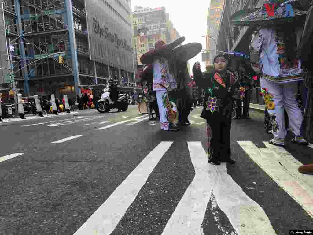 Un niño es fotografiado durante una procesión a la Virgen de Guadalupe que se inició en la iglesia de Nuestra Señora de Guadalupe ubicada en la calle 14, en Nueva York, el miércoles. Foto: Celia Mendoza- VOA