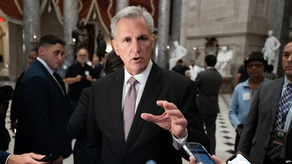 El presidente de la Cámara de Representantes de Estados Unidos, Kevin McCarthy, habla con los miembros de los medios de comunicación en el Capitolio en Washington, DC, el 2 de octubre de 2023.