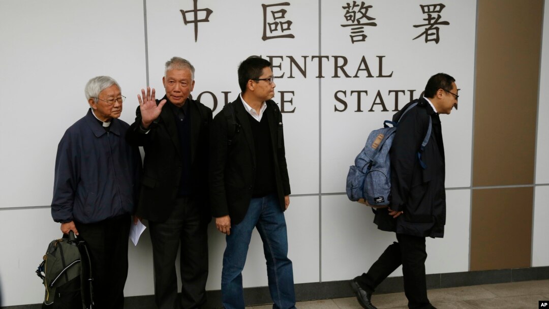 Empat pemmican protes Hong Kong memasuki cantor polisi (3/12). Dari kanan: Benny Tai Yiu-ting, Chan Kin-man, Chu Yiu-ming dan mantan Kardinal Joseph Zen.