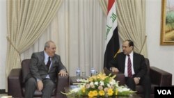 Dua pemimpin koalisi politik terbesar Irak, mantan PM Ayad Allawi dan PM Nouri al-Maliki dalam pertemuan di Baghdad, 12 Juni 2010.