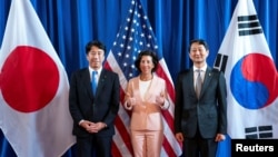 از راست: وزرای امور تجارت و بازرگانی کره جنوبی، امریکا و ژاپن.