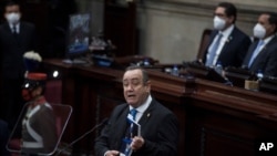 El presidente guatemalteco Alejandro Giammattei pronuncia su primer discurso sobre el Estado de la Nación ante el Congreso, en la ciudad de Guatemala, el jueves 14 de enero de 2021.