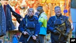 Polisi berpatroli di pasar Natal di Dortmund, Jerman (20/12). (AP/Martin Meissner)