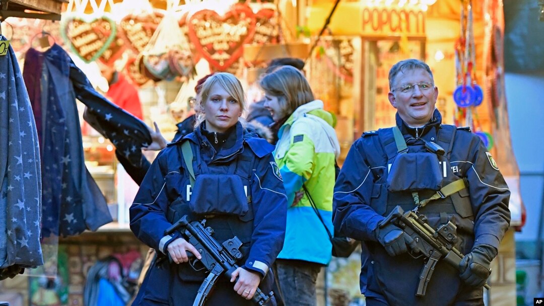 Polisi berpatroli di pasar Natal Dortmund, Jerman, 20 Desember 2016. (AP Photo/Martin Meissner)