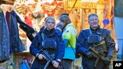 Polisi berpatroli di pasar Natal Dortmund, Jerman, 20 Desember 2016. (AP Photo/Martin Meissner)