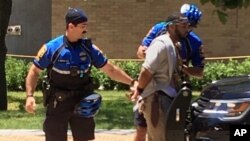 Un hombre es arrestado después de un ataque de apuñalamiento fatal en el campus de la Universidad de Texas en Austin, el lunes 1 de mayo de 2017. 