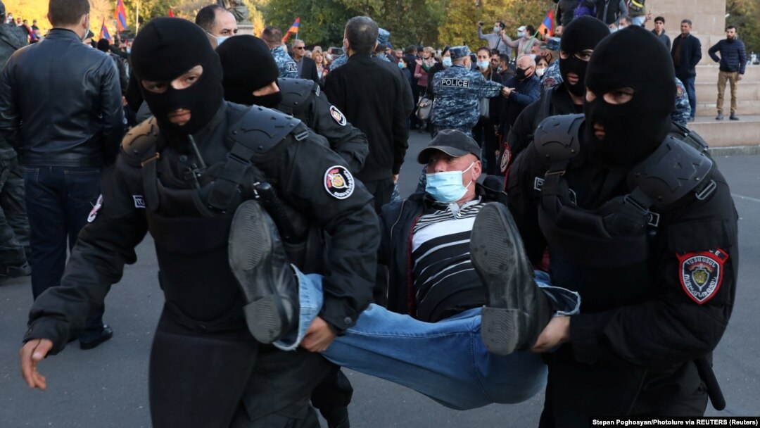 Policija privodi demonstranta tokom protesta u prestonici Jermenije (Foto: Reuters/Stepan Poghosyan/Photolure)
