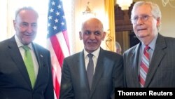 Лидер сенатского большинства Чак Шумер, президент Афганистана Ашраф Гани и лидер меньшинства в Сенате Митч Макконнелл на Капитолийском холме, 24 июня 2021 г. 