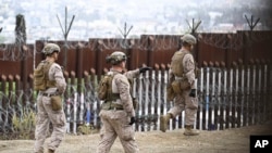 Marinir AS dikerahkan di sepanjang perbatasan AS-Meksiko dekat Pelabuhan Masuk San Ysidro, Jumat, 7 Februari 2025, di San Diego dengan latar belakang Tijuana, Meksiko. (Foto AP/Denis Poroy)