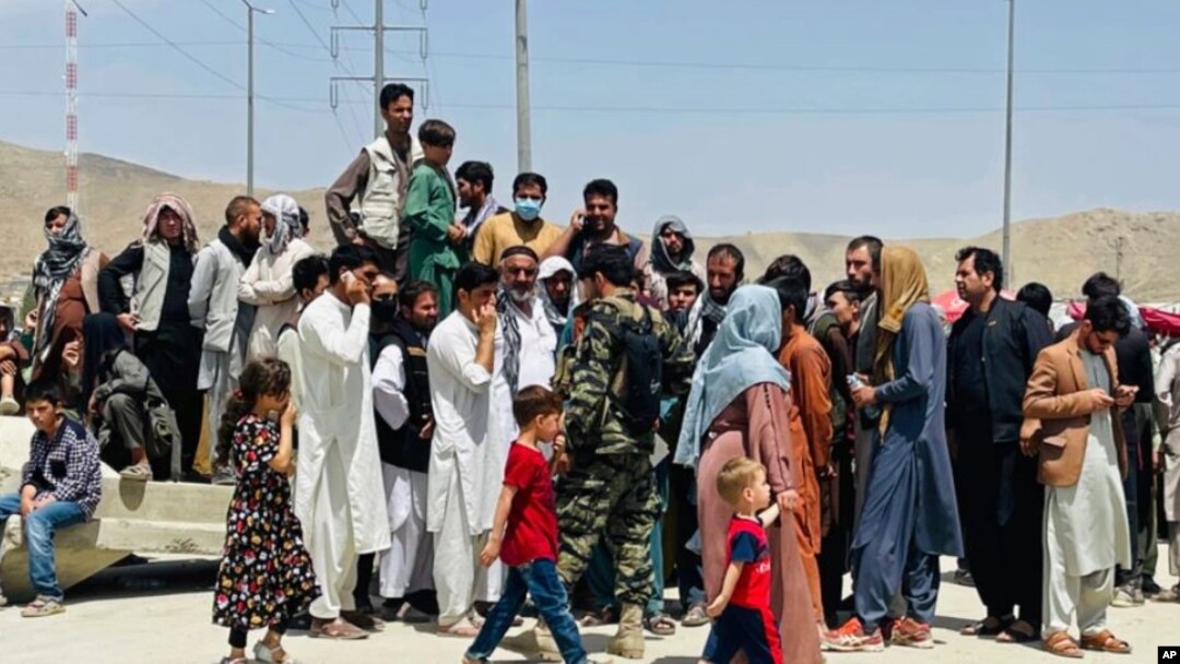 Kobul aeroportiga kirishga urinayotgan afg'onistonliklar. 16-avgust, 2021. 