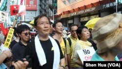 民主党立法会议员走在反逃犯条例队伍前面 （美国之音记者申华拍摄）