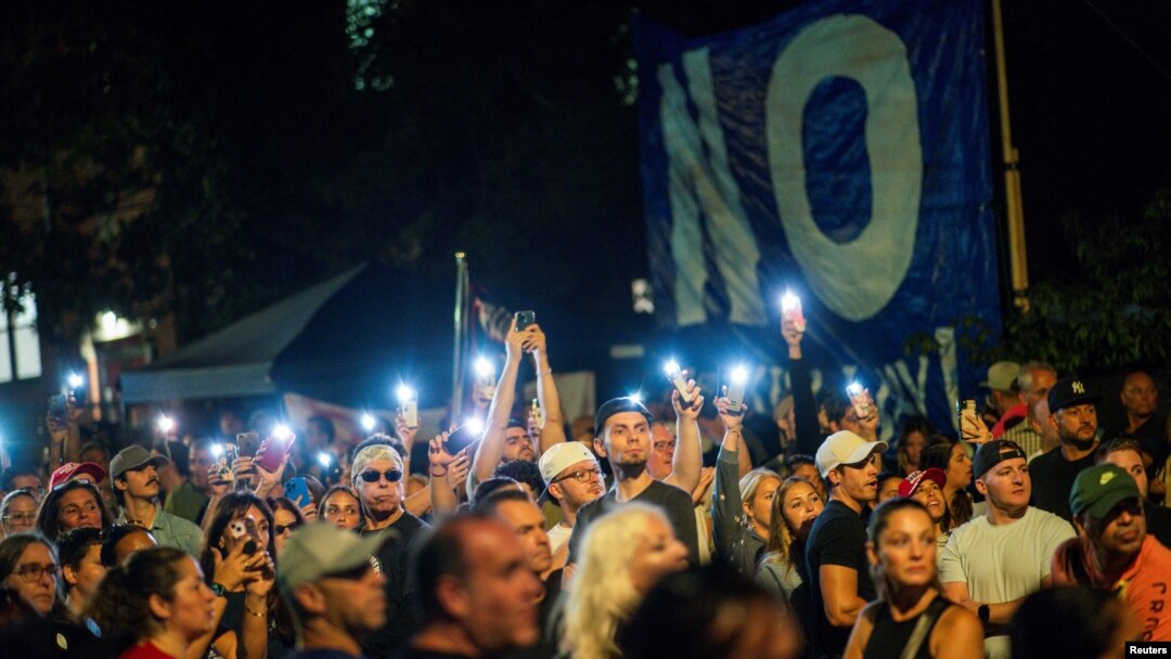 Protest stanovnika Steten ajlanda protiv otvaranja centra za smeštaj migranata. 28. avgust 2023. (Foto: REUTERS/Eduardo Munoz) 