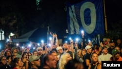 Protest stanovnika Steten ajlanda protiv otvaranja centra za smeštaj migranata. 28. avgust 2023. (Foto: REUTERS/Eduardo Munoz) 