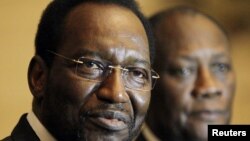 Shugaban gwamnatin rikon kwarya na kasar Mali Dioncounda Traore, a hagu 