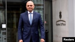 Sajid Javid es visto frente al Ministerio del Interior en Londres, después de haber sido nombrado Ministro del Interior el domingo, 30 de abril, de 2018. 