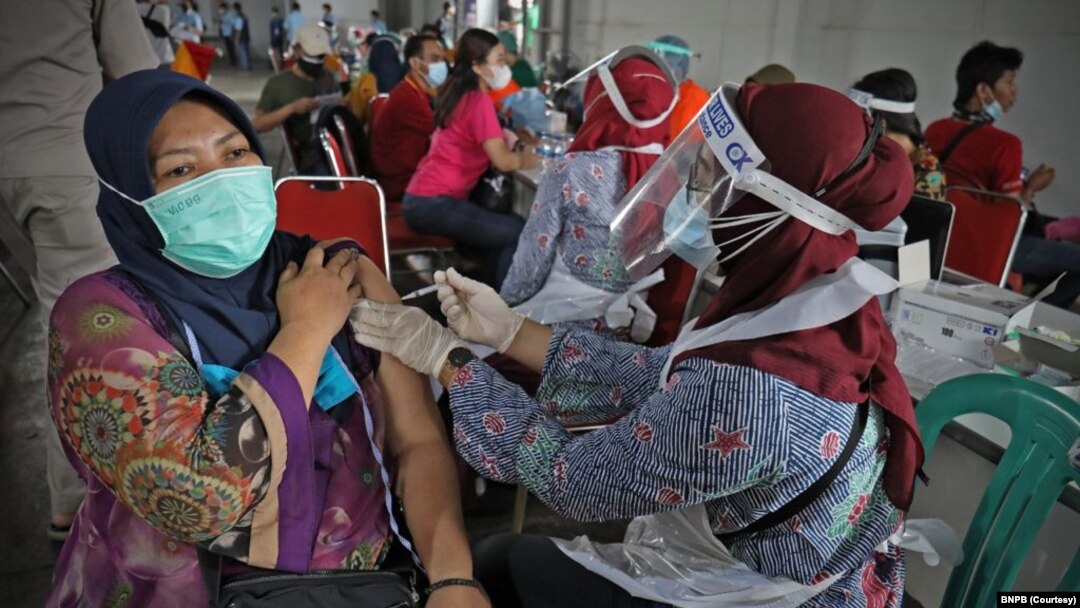 Vaksinasi sekitar 3.500 pekerja dan warga di Kawasan Berikat Nusantara di Cakung, Jakarta, tanggal 1 Juli 2021. (Courtesy: BNPB)