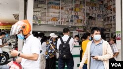 People wearing mask buys medicines at a pharmacy in Phnom Penh, Cambodia amid corona outbreak on March 17, 2020. (Malis Tum/VOA Khmer)