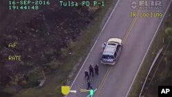 Los videos —uno tomada desde un automóvil de la policía y otro desde un helicóptero— muestran al hombre con las manos en alto.