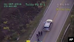 Cette image prise le 16 septembre 2016 d'une vidéo de la police montre Terence Crutcher poursuivit par des officiers de police à Tulsa, Oklahoma. 