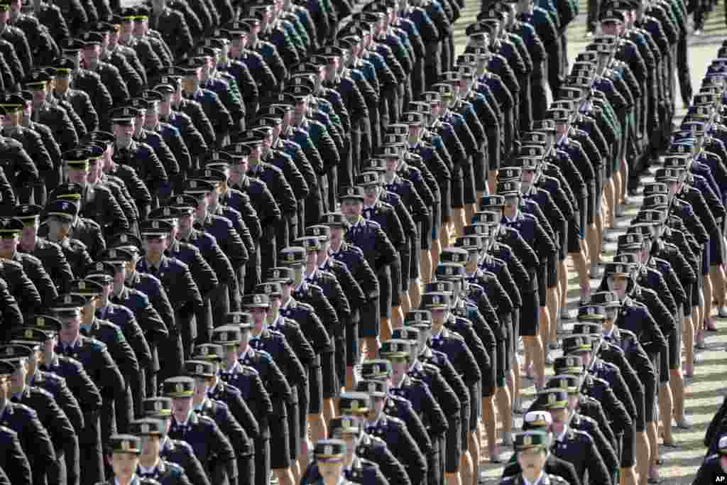 Những tân sĩ quan của quân đội Hàn Quốc tham dự lễ nhập ngũ chung của 6,478 sĩ quan quân sự mới của lục quân, hải quân, không quân và thủy quân lục chiến tại Tổng hành dinh quân đội ở Gyeryong, nam Seoul.