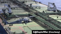 美军在印太司令部辖区的印度洋拦截并登上一艘与伊朗有关的油轮。(2026年4月23日)