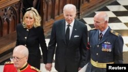 جو بایدن، رئیس جمهوری ایالات متحده، و جیل بایدن، بانوی اول، در مراسم تشییع جنازه ملکه الیزابت دوم در کلیسای وست‌مینستر، لندن. دوشنبه ١٩ سپتامبر ٢٠٢٢