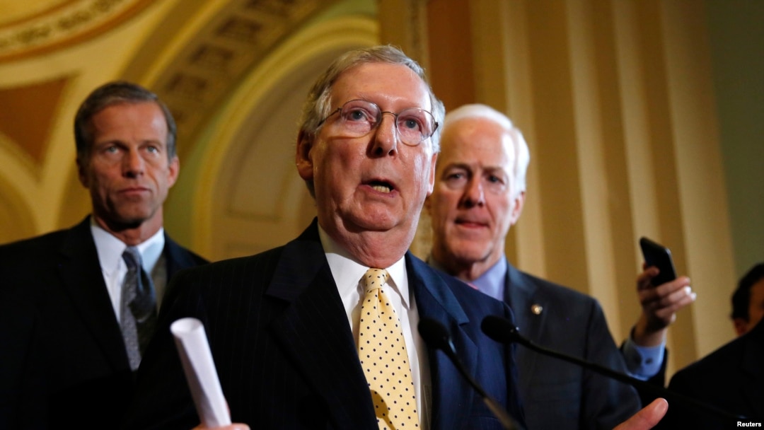 Pemimpin senat AS dari partai Republik, Mitch McConnell, memberikan keterangan kepada wartawan di Gedung Capitol, Washington DC (Foto: dok).