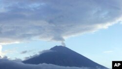 Gunung berapi Gunung Agung di pulau wisata Bali, 7 Oktober 2017. (Foto: dok). 